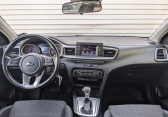 Подержанный автомобиль Kia Ceed Hatchback 2019 года (14 фото)