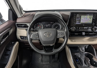Подержанный автомобиль Toyota Highlander 2021 года (22 фото)