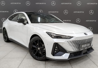Подержанный автомобиль Changan UNI-V 2023 года (3 фото)