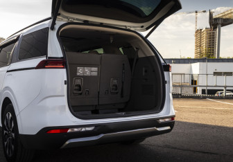 Подержанный автомобиль Kia Carnival 2022 года (26 фото)