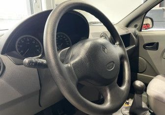 Подержанный автомобиль Renault Logan Sedan 2006 года (13 фото)