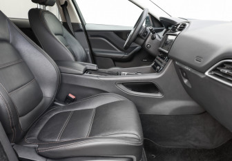 Подержанный автомобиль Jaguar F-Pace 2016 года (10 фото)