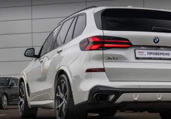 Подержанный автомобиль BMW X5 2023 года (9 фото)