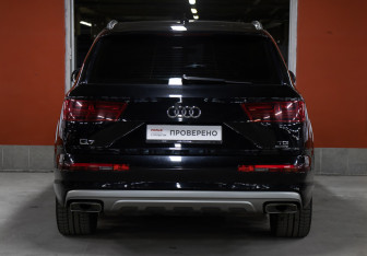 Подержанный автомобиль Audi Q7 2015 года (6 фото)