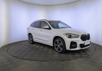 Подержанный автомобиль BMW X1 2021 года (3 фото)