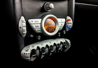 Подержанный автомобиль MINI Hatch 2008 года (25 фото)