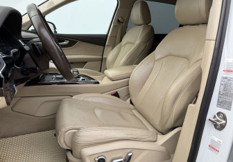 Подержанный автомобиль Audi Q7 2016 года (10 фото)