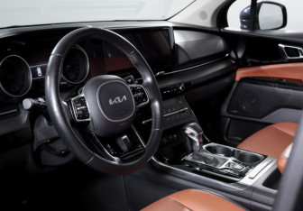 Подержанный автомобиль Kia Carnival 2023 года (14 фото)