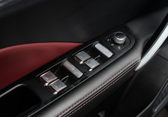 Подержанный автомобиль Geely Coolray 2023 года (17 фото)