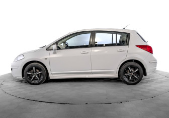 Подержанный автомобиль Nissan Tiida Hatchback 2013 года (8 фото)