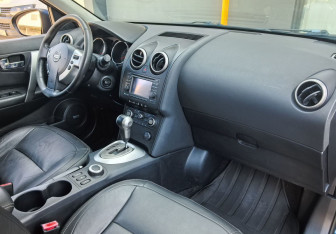 Подержанный автомобиль Nissan Qashqai 2009 года (11 фото)