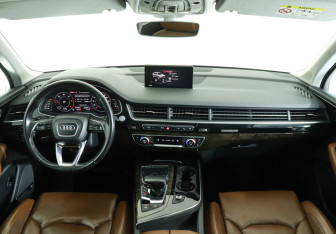 Подержанный автомобиль Audi Q7 2016 года (12 фото)
