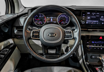 Подержанный автомобиль Kia Carnival 2021 года (21 фото)