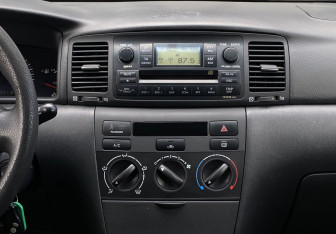 Подержанный автомобиль Toyota Corolla Sedan 2006 года (12 фото)