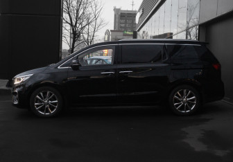 Подержанный автомобиль Kia Carnival 2020 года (8 фото)