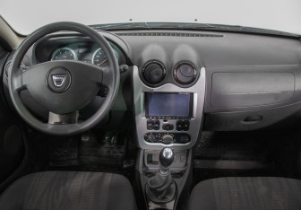 Подержанный автомобиль Dacia Duster 2010 года (13 фото)