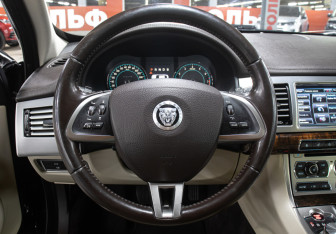 Подержанный автомобиль Jaguar XF Sedan 2011 года (17 фото)