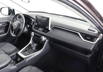 Подержанный автомобиль Toyota RAV4 2019 года (10 фото)