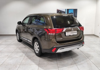 Подержанный автомобиль Mitsubishi Outlander 2021 года (7 фото)
