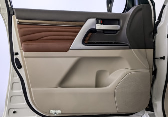 Подержанный автомобиль Toyota Land Cruiser Suv 2021 года (19 фото)