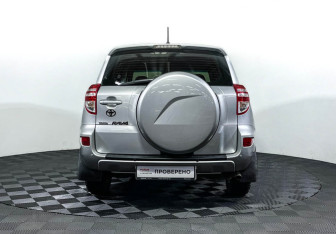Подержанный автомобиль Toyota RAV4 2011 года (6 фото)