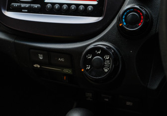 Подержанный автомобиль Honda Fit 2012 года (20 фото)