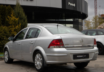 Подержанный автомобиль Opel Astra Sedan 2010 года (5 фото)