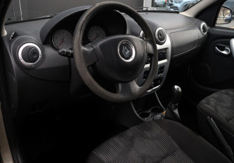 Подержанный автомобиль Renault Logan Sedan 2011 года (11 фото)