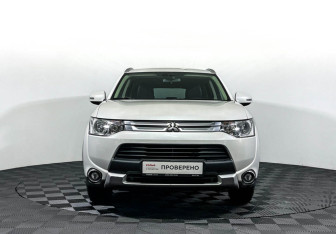 Подержанный автомобиль Mitsubishi Outlander 2014 года (2 фото)