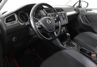 Подержанный автомобиль Volkswagen Tiguan 2018 года (9 фото)