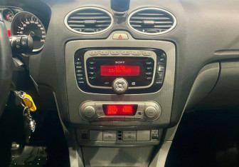 Подержанный автомобиль Ford Focus Hatchback 2008 года (11 фото)