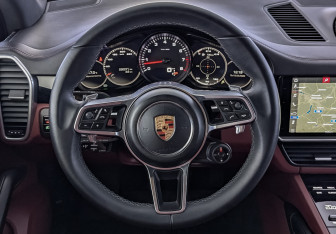 Подержанный автомобиль Porsche Cayenne 2018 года (22 фото)