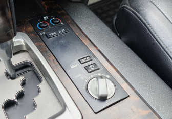 Подержанный автомобиль Toyota Land Cruiser Suv 2012 года (19 фото)