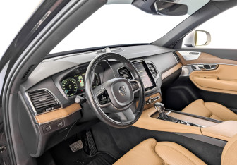 Подержанный автомобиль Volvo XC90 2017 года (16 фото)