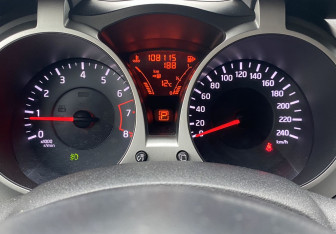 Подержанный автомобиль Nissan Juke 2011 года (16 фото)