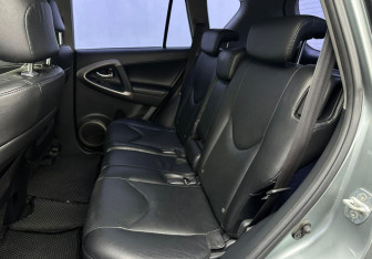 Подержанный автомобиль Toyota RAV4 2008 года (10 фото)