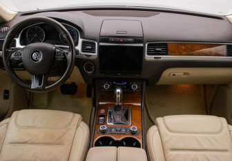 Подержанный автомобиль Volkswagen Touareg 2013 года (13 фото)