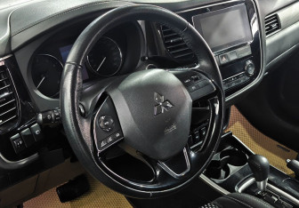Подержанный автомобиль Mitsubishi Outlander 2018 года (12 фото)