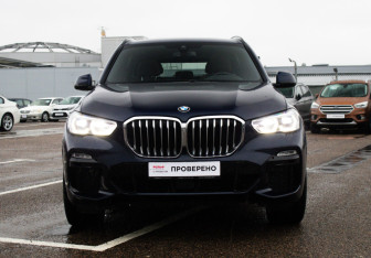 Подержанный автомобиль BMW X5 2021 года (2 фото)