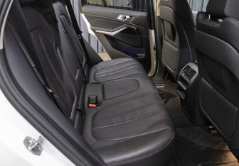 Подержанный автомобиль BMW X5 2021 года (12 фото)