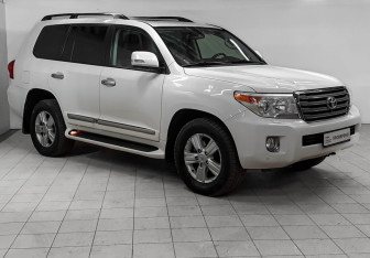 Подержанный автомобиль Toyota Land Cruiser Suv 2013 года (3 фото)