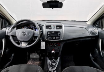 Подержанный автомобиль Renault Logan Sedan 2017 года (14 фото)