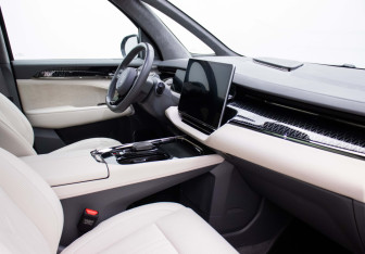 Подержанный автомобиль Zeekr 009 2023 года (8 фото)