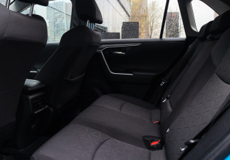 Подержанный автомобиль Toyota RAV4 2020 года (8 фото)