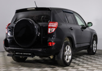 Подержанный автомобиль Toyota RAV4 2011 года (3 фото)