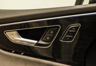 Подержанный автомобиль Audi Q8 2018 года (19 фото)