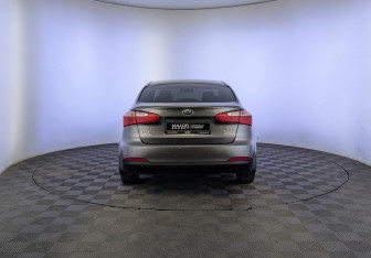 Подержанный автомобиль Kia Cerato Sedan 2015 года (6 фото)