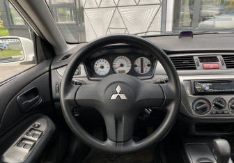 Подержанный автомобиль Mitsubishi Lancer Sedan 2009 года (13 фото)