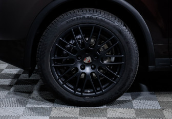 Подержанный автомобиль Porsche Cayenne 2015 года (15 фото)