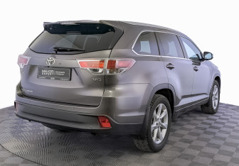 Подержанный автомобиль Toyota Highlander 2014 года (5 фото)